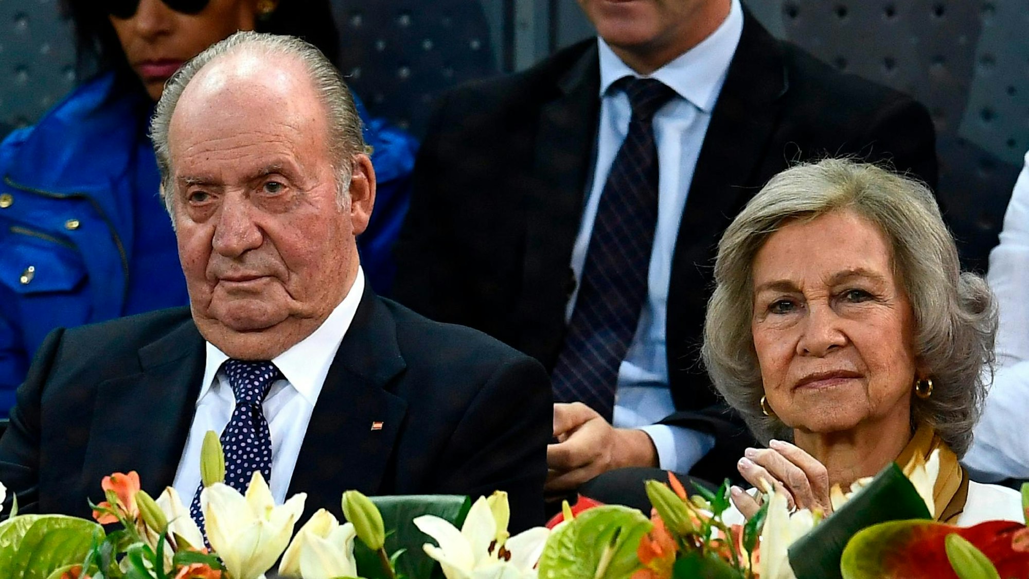 Der frühere König Juan Carlos und seine Frau Sofia sitzen auf einer Tribüne.