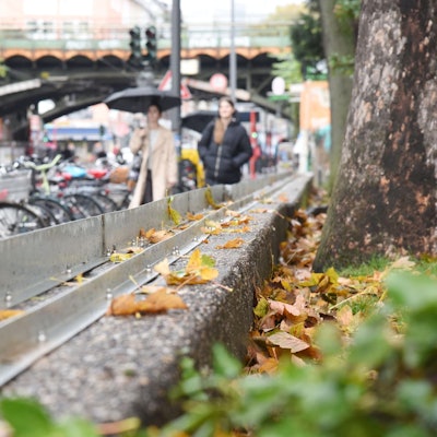 Mäuerchen mit Metall