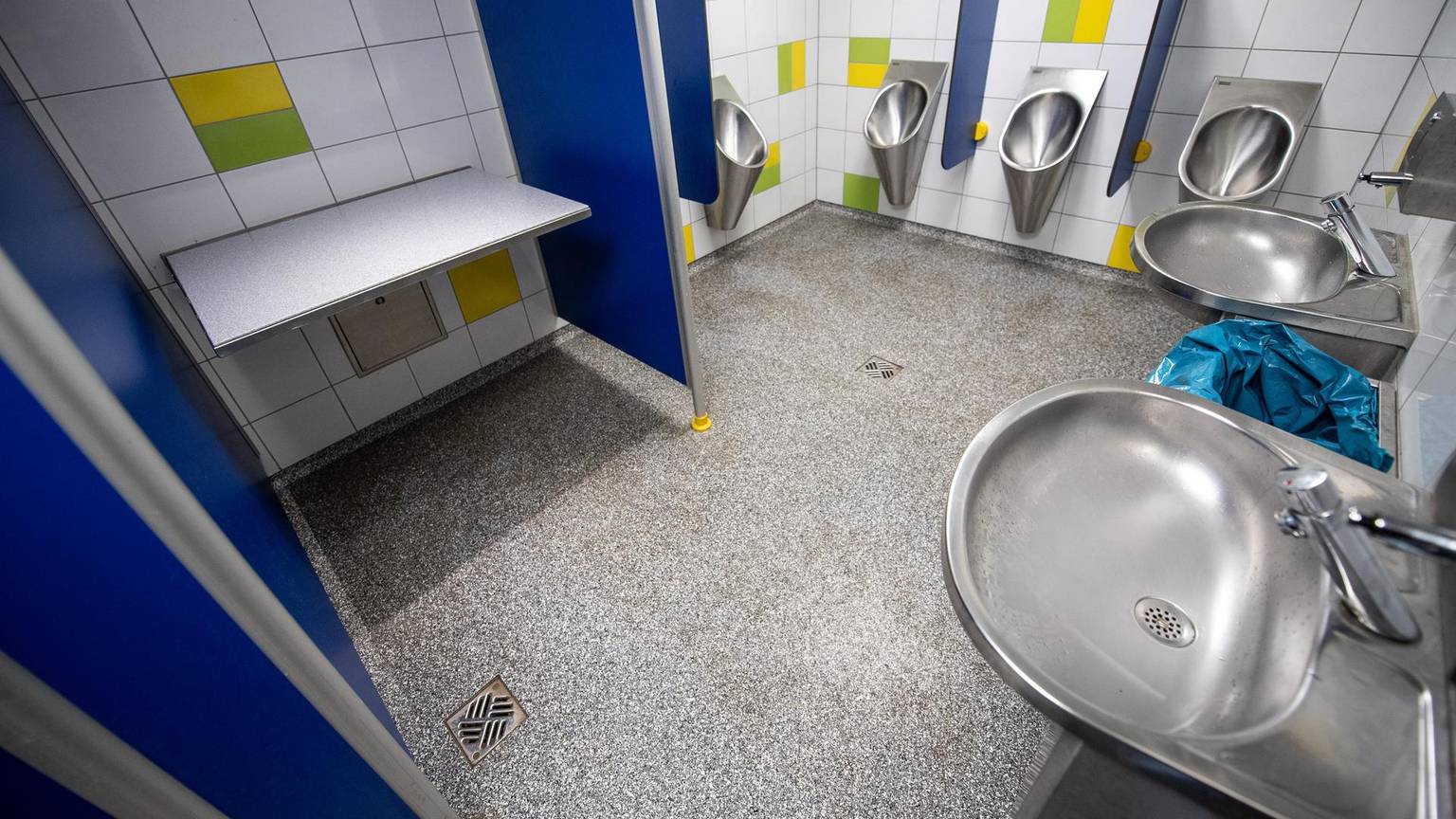 Wickeltisch auf Herrentoilette