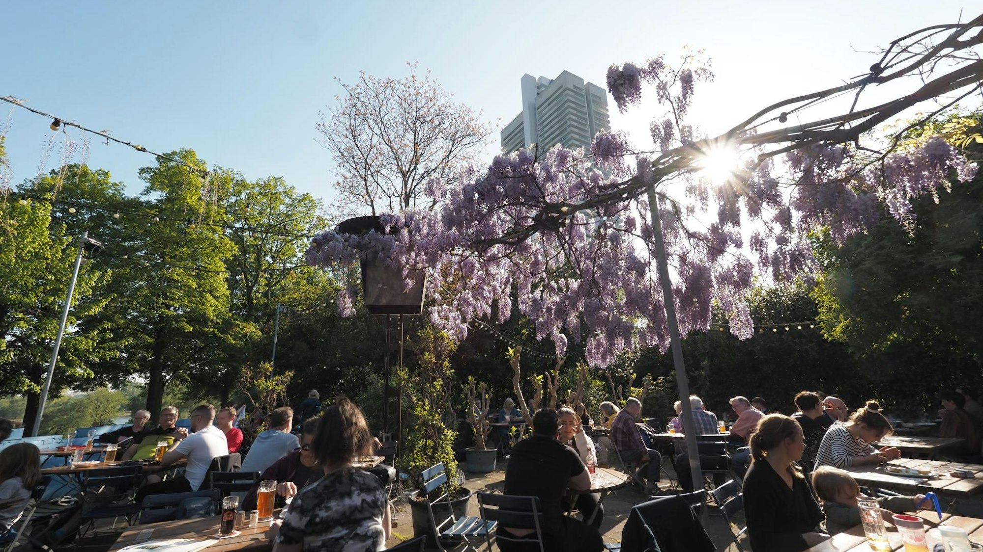 Menschen im Biergarten Altes Schwimmbad im Kölner Norden.