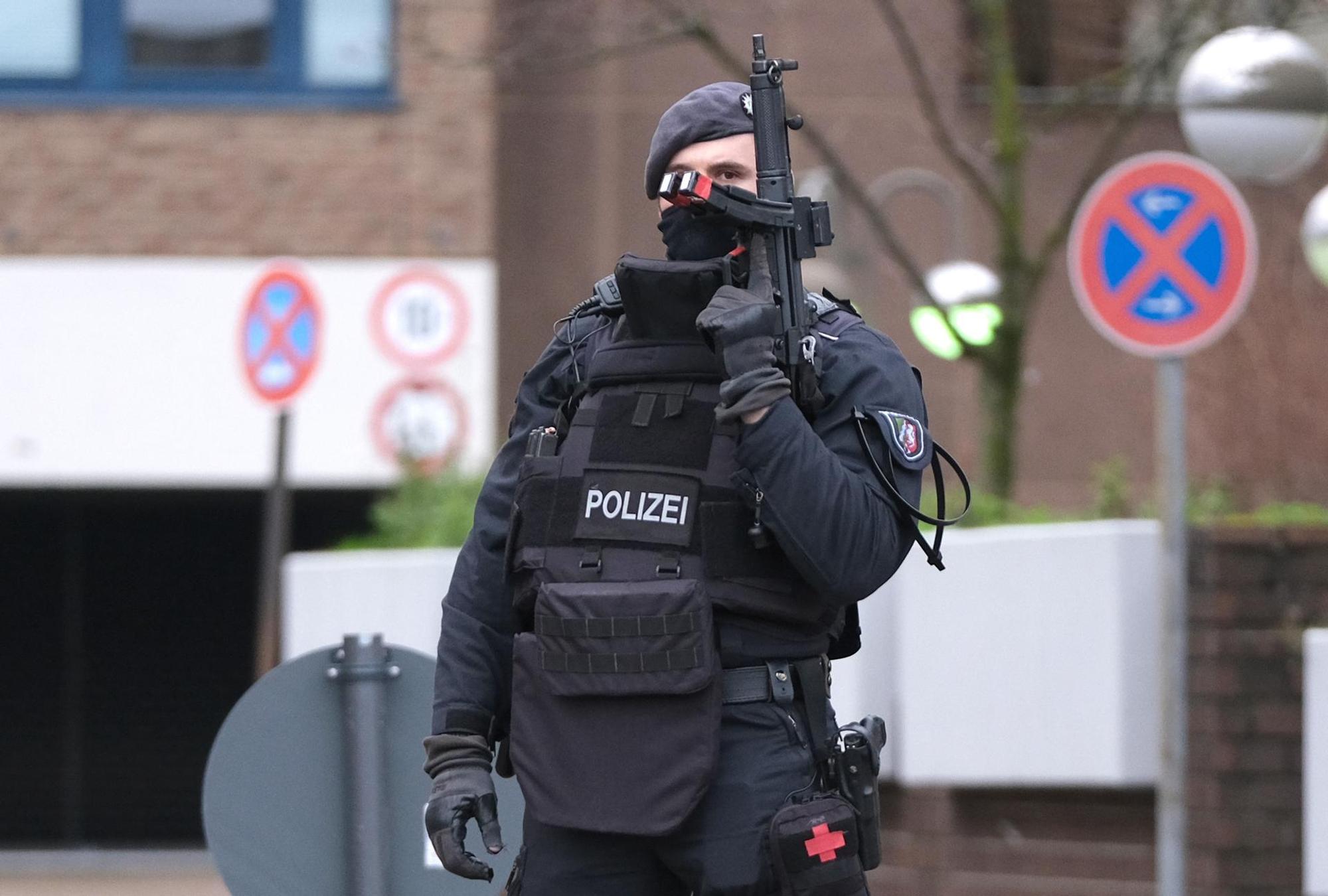 Drach bewaffneter Polizist