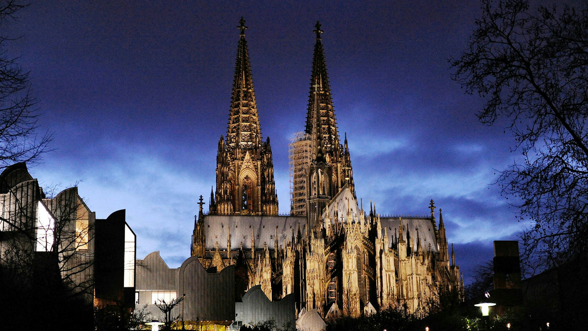 Der Kölner Dom bei Dämmerung.