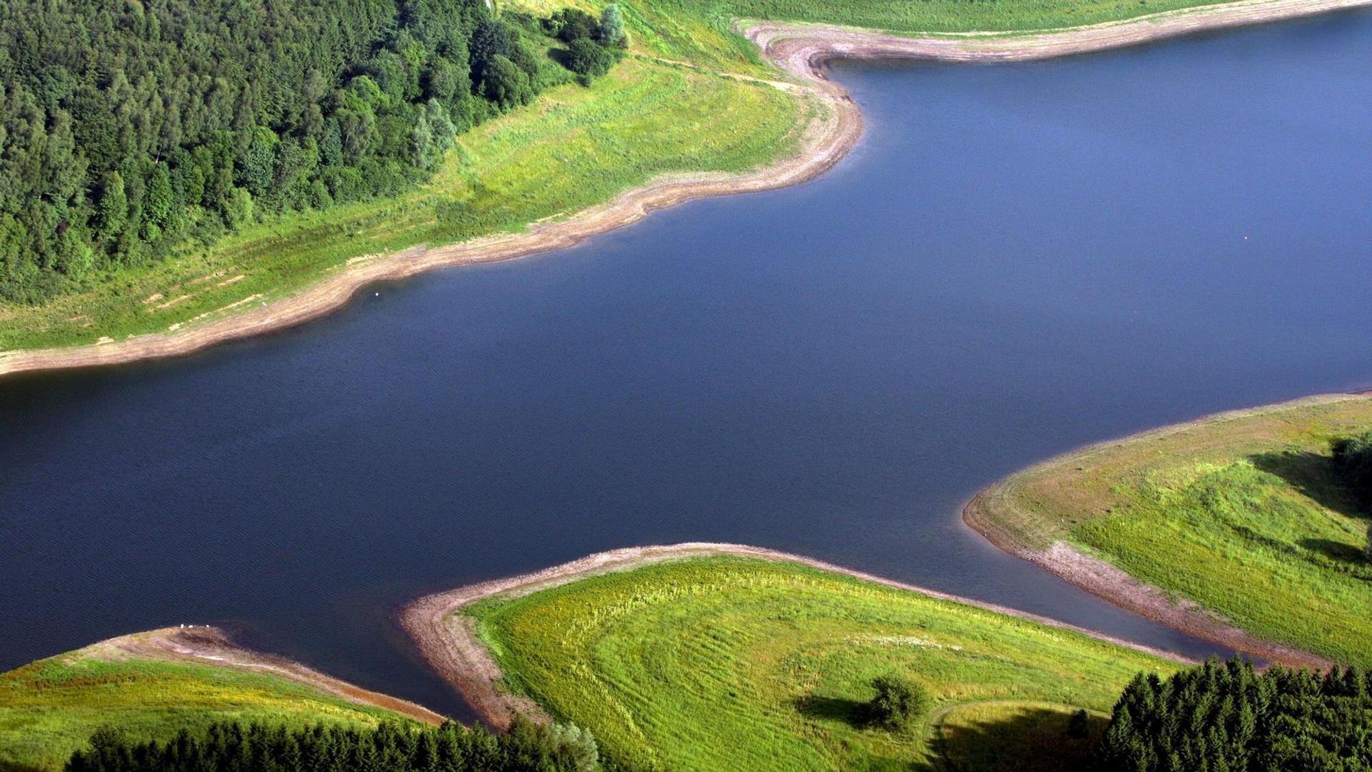 Dhünntalsperre mit Landschaft drumherum.