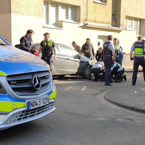 Einsatz der Polizei in Höhenberg auf der Bamberger Straße nach einem Messerangriff.