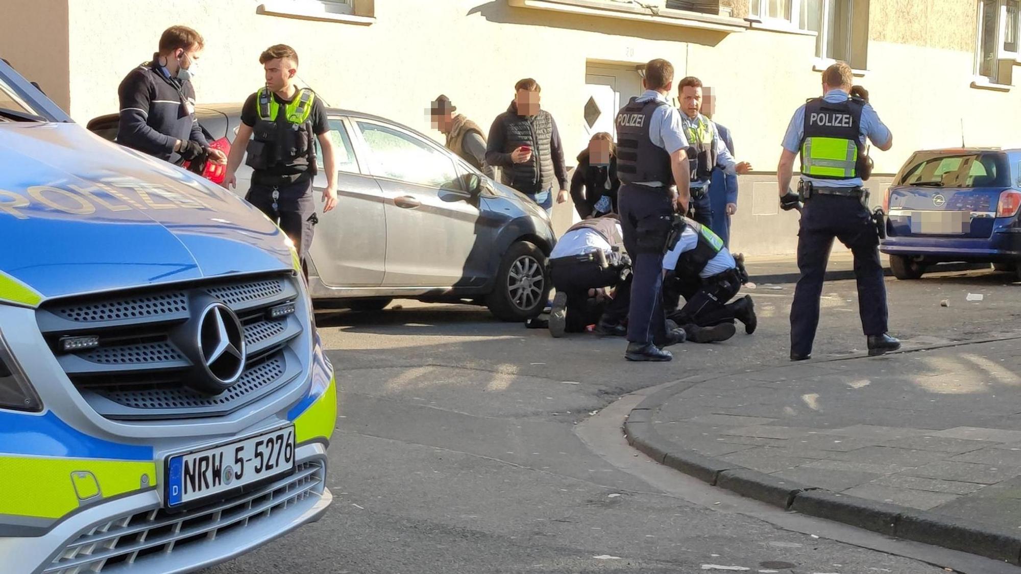 Nach dem Angriff: Polizisten im Einsatz auf der Bamberger Straße in Höhenberg.