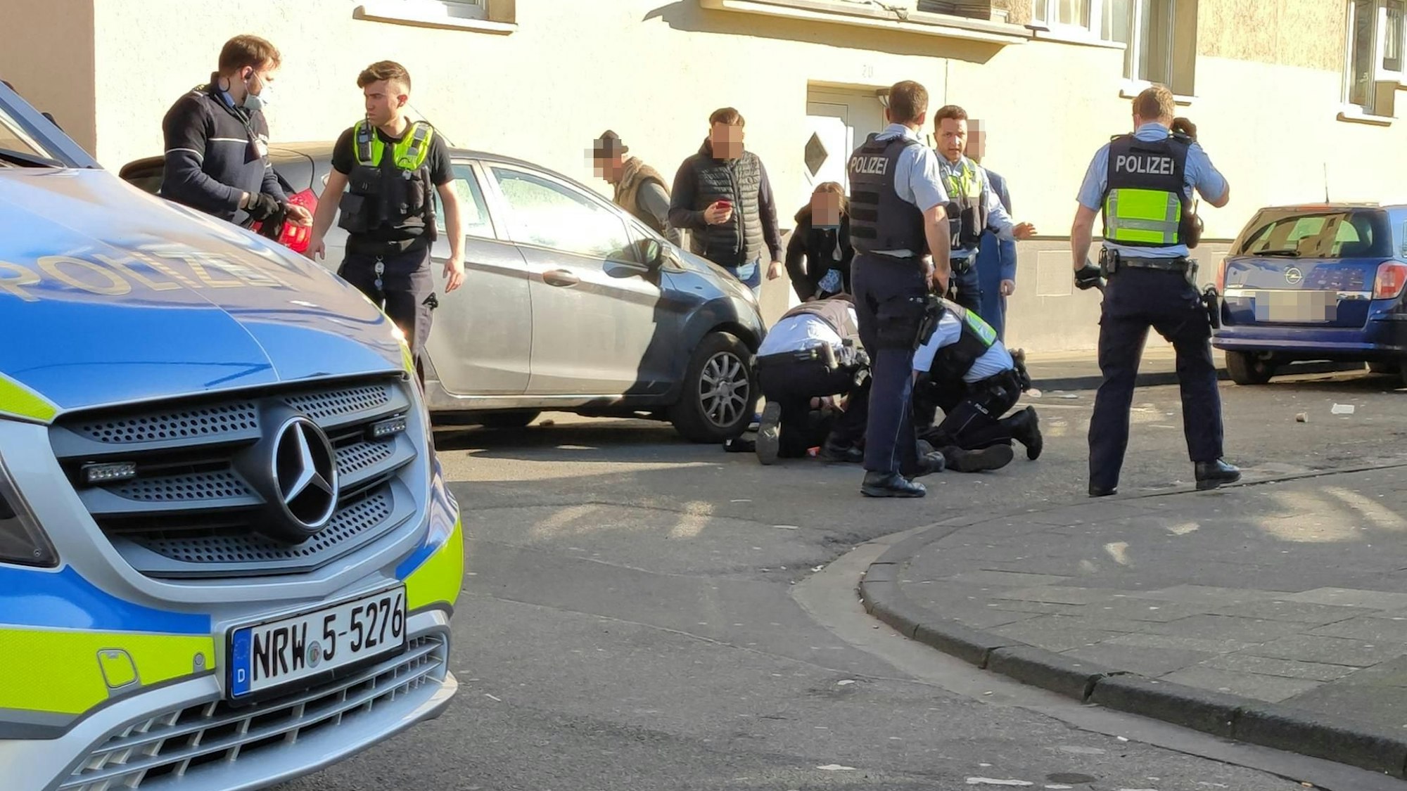 Nach dem Angriff: Polizisten im Einsatz auf der Bamberger Straße in Höhenberg.
