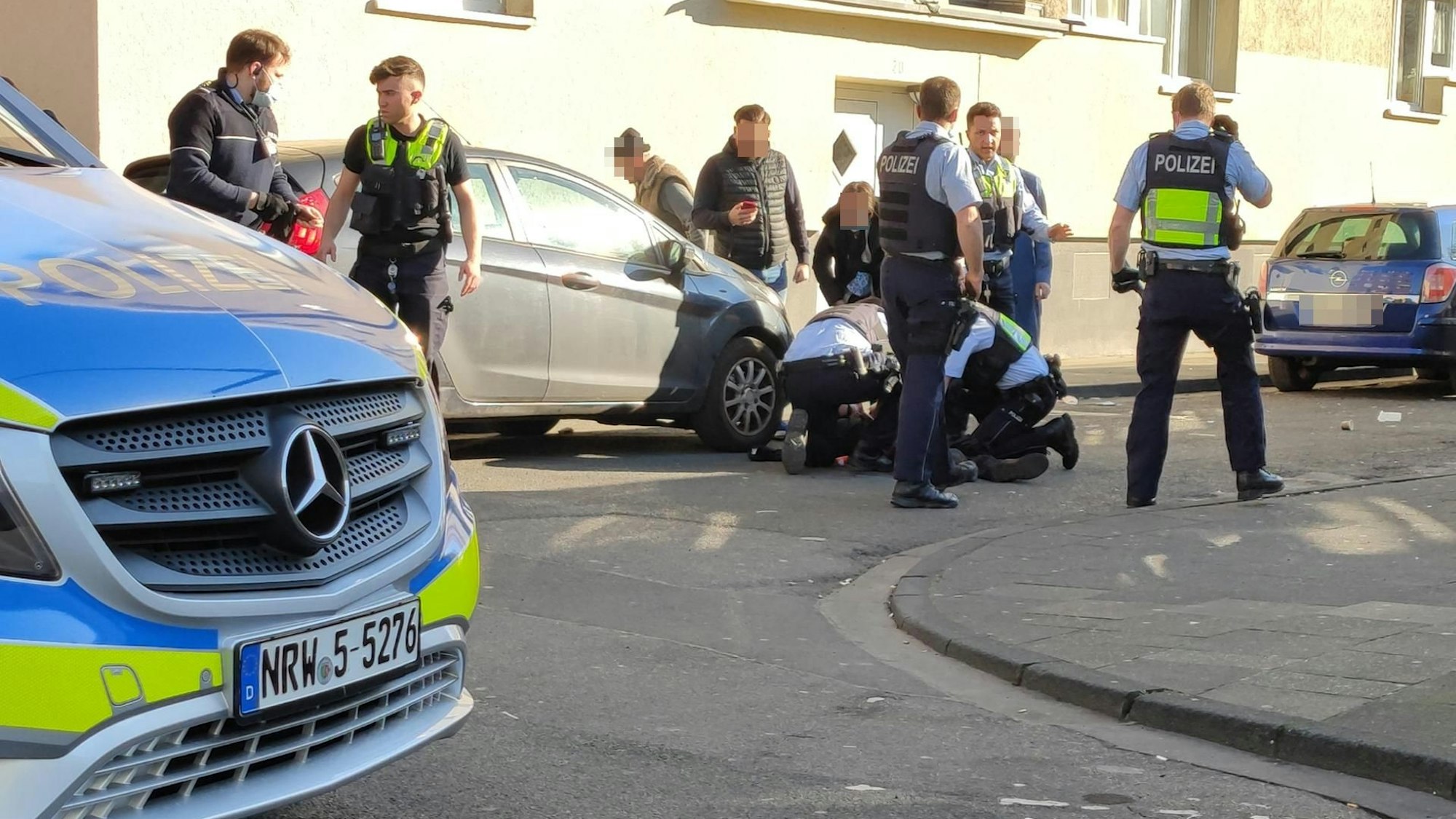 Einsatz der Polizei in Höhenberg auf der Bamberger Straße nach einem Messerangriff.