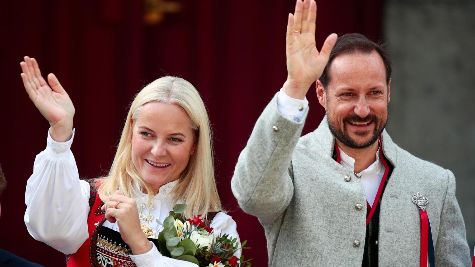 Prinzessin Mette-Marit und Prinz Haakon bei einem öffentlichen Termin.