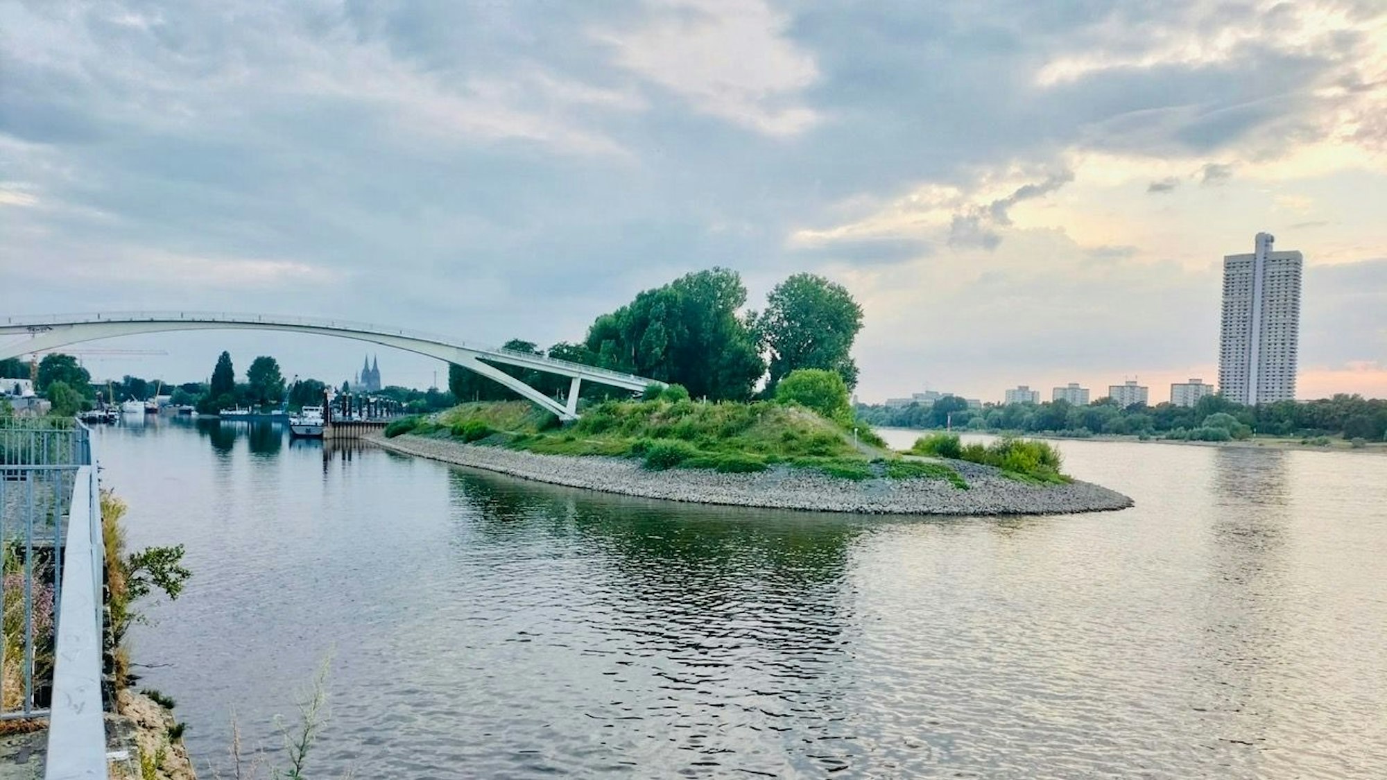 Insel im Rhein, zu der eine Brücke führt