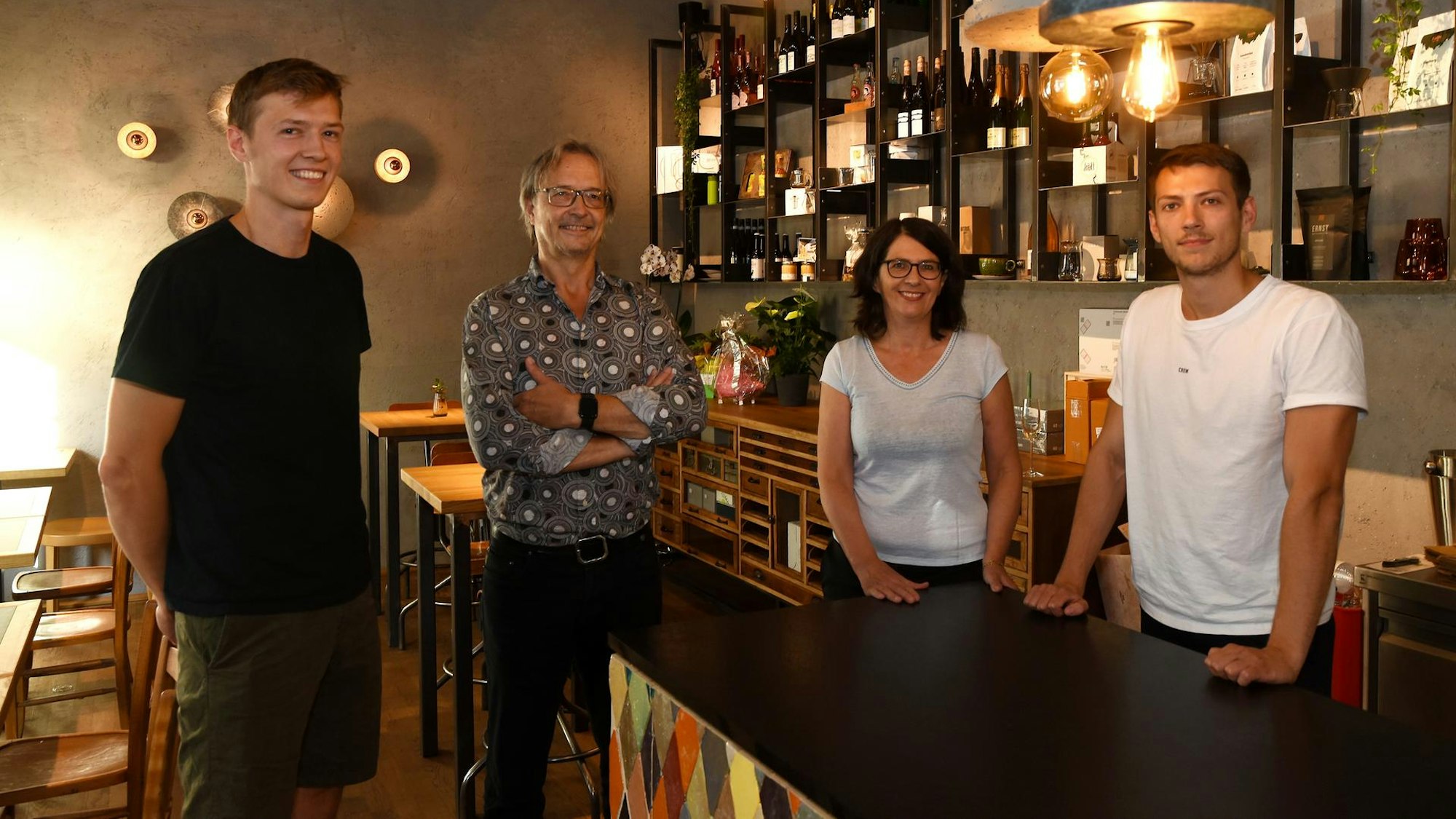 Das Team vom Deli Sülz: Nicole Lutmann mit Colin (v.l.), Raimund und Dylan Stuka (Archivbild)