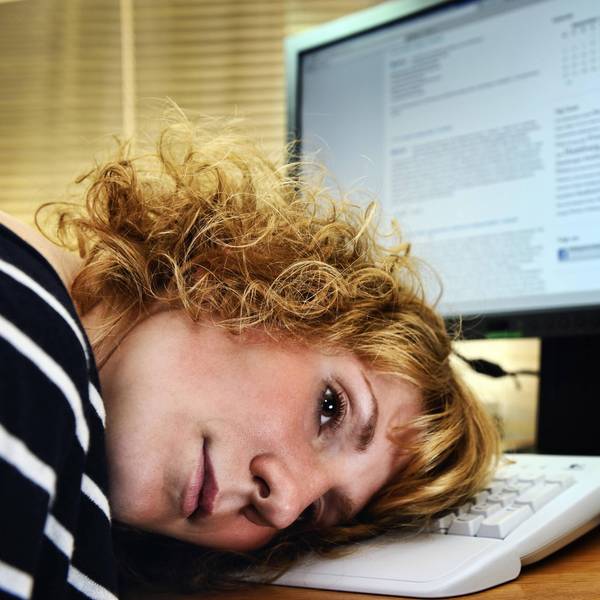 Erschöpfte Frau am PC