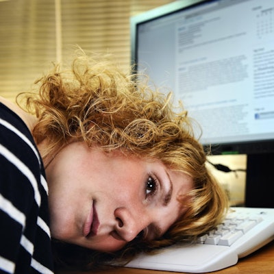 Erschöpfte Frau am PC