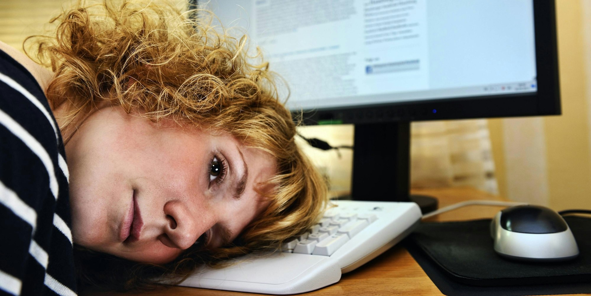 Erschöpfte Frau am PC