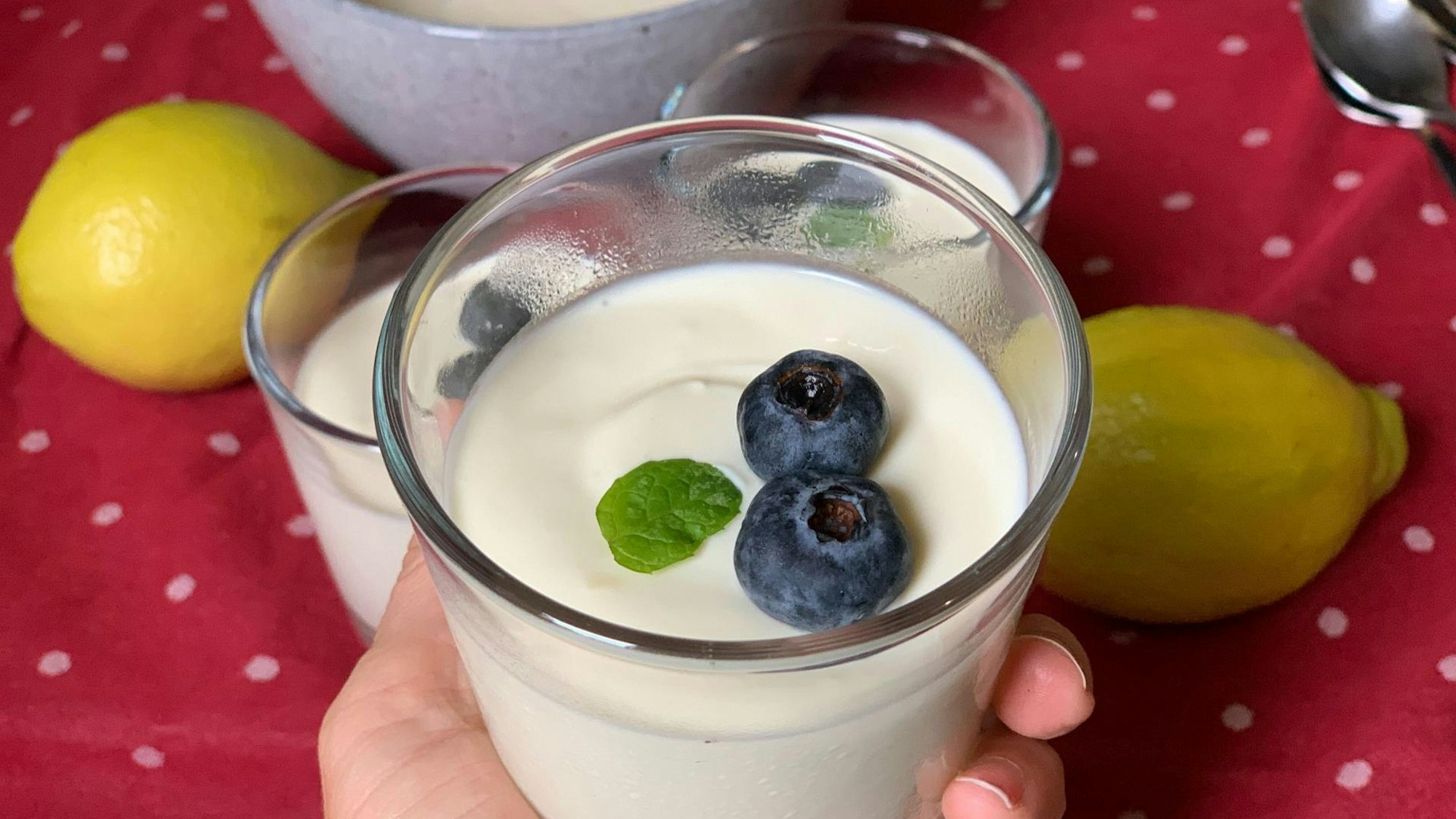 Zitronencreme im Glas serviert