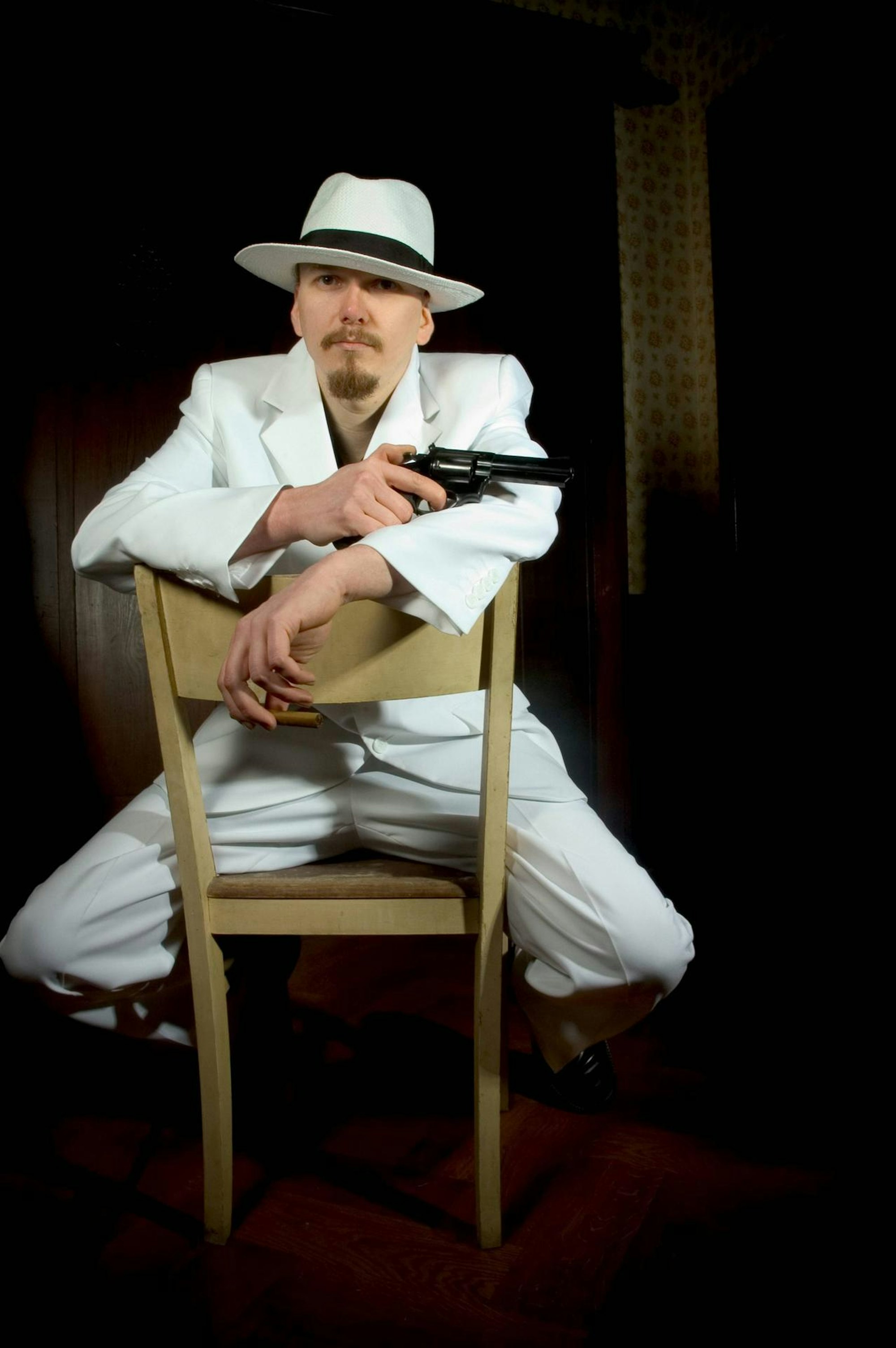 Online-Dating_Mann_posiert_mit_Waffe