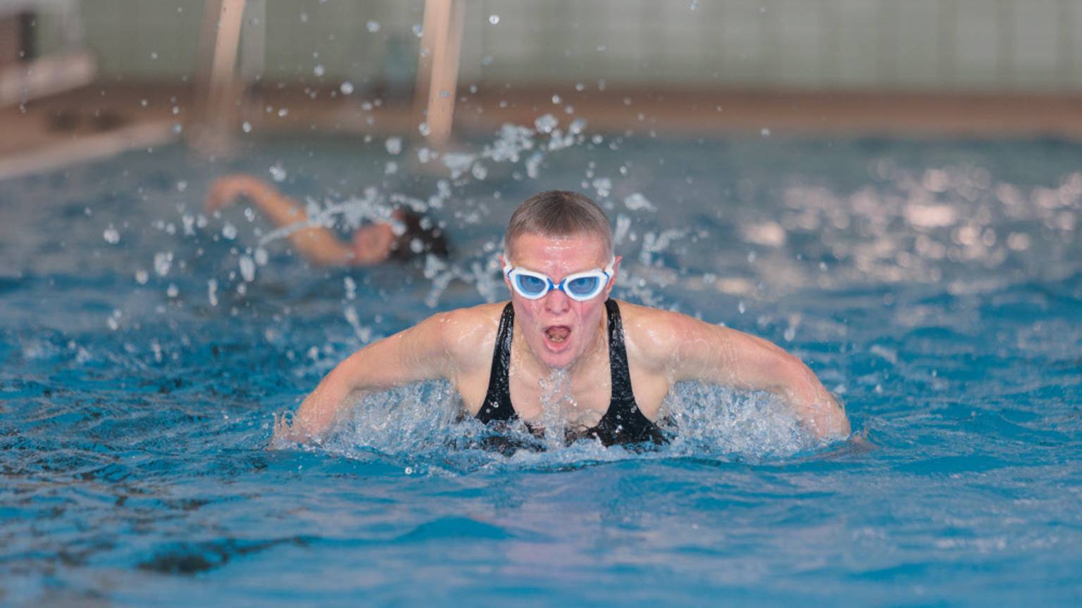 Eine Persons schwimmt im Becken.