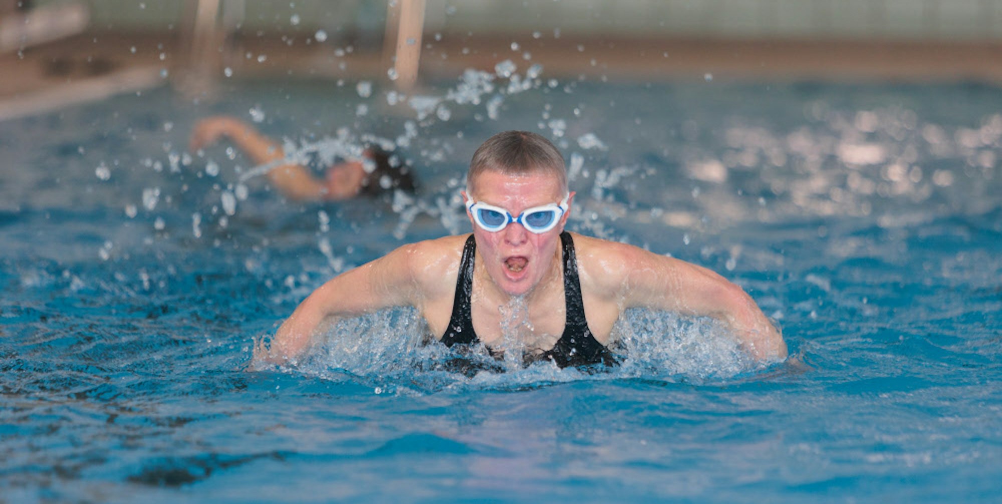 Eine Persons schwimmt im Becken.