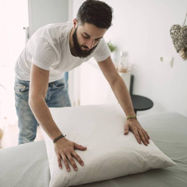 Mann macht sein Bett imago