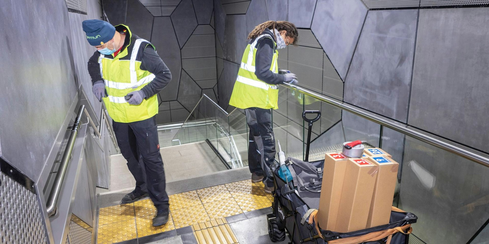 Montage der Handlaufbeschriftungen in der HS Severinstr.