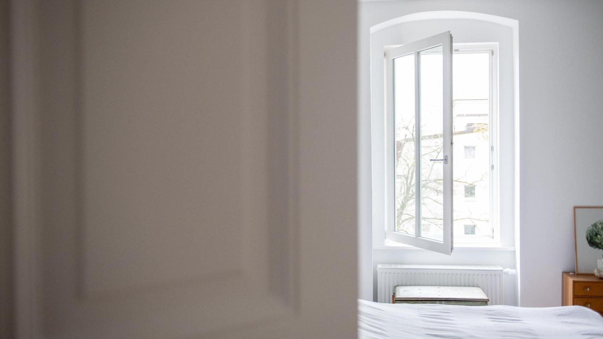 Das Fenster in einem Schlafzimmer steht weit offen.