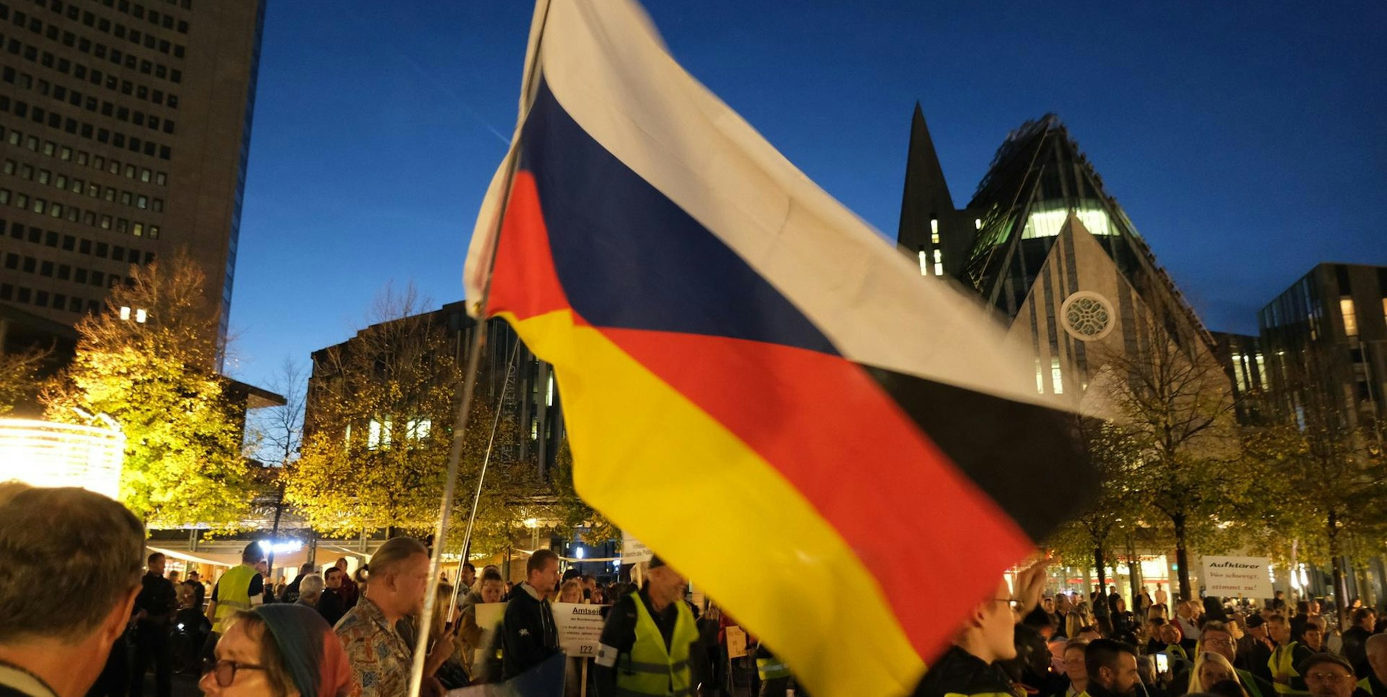 Demo Leipzig RuDeu Fahne dpa