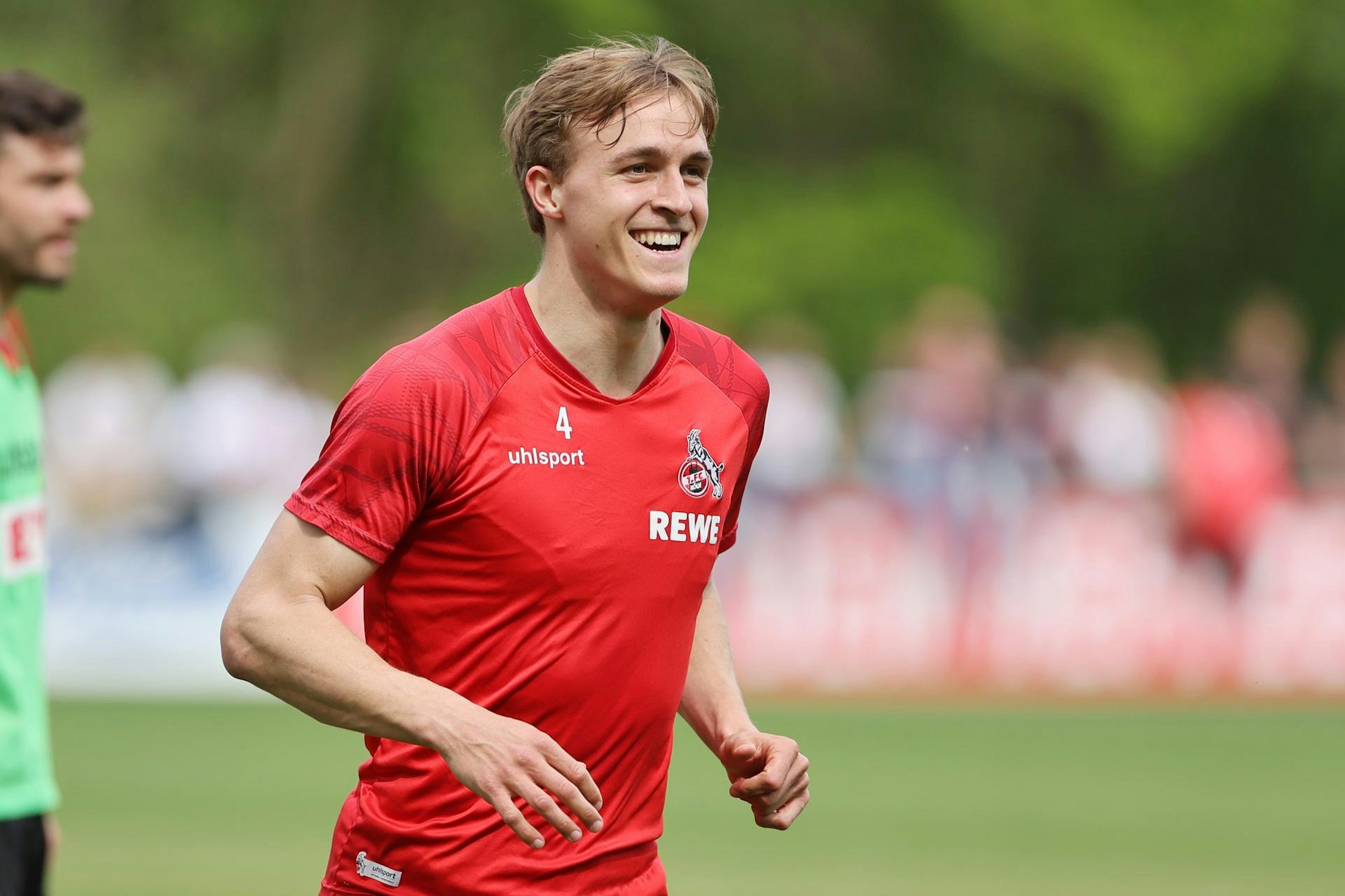 Timo Hübers lächelt