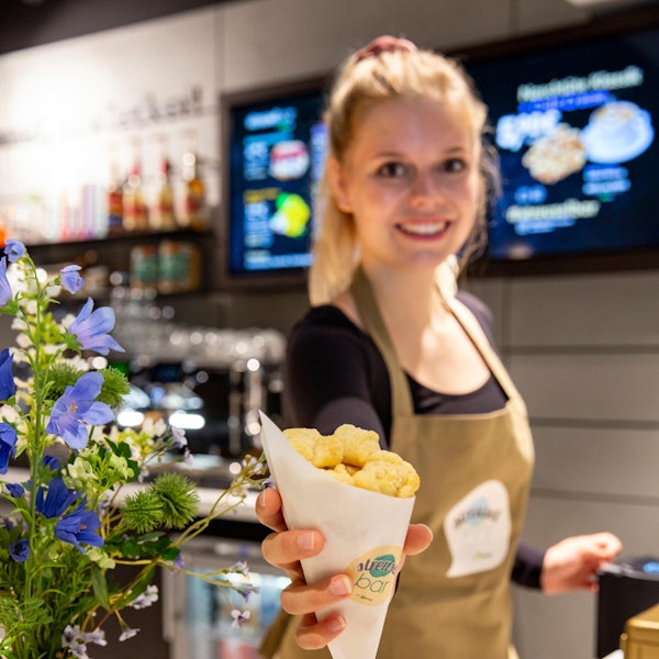 Streuselbar_tüte streusel verkäuferin