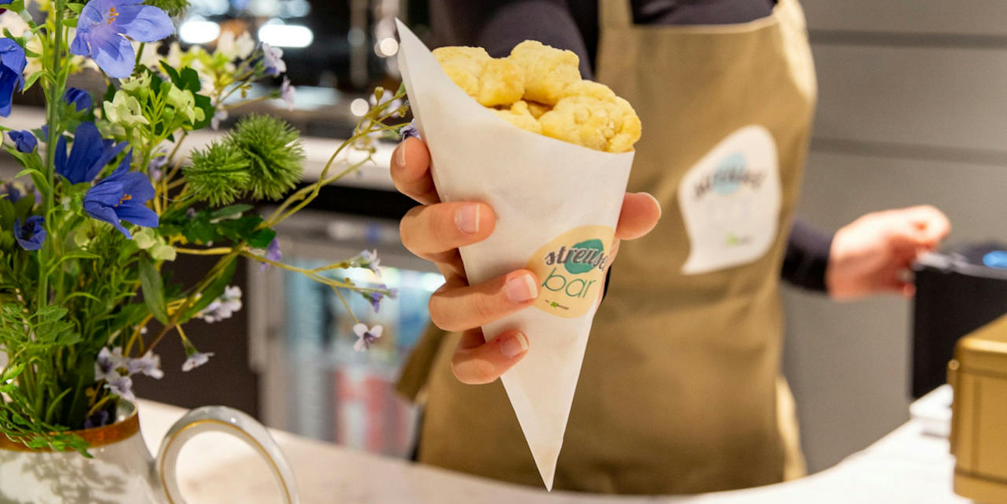 Streuselbar_tüte streusel verkäuferin