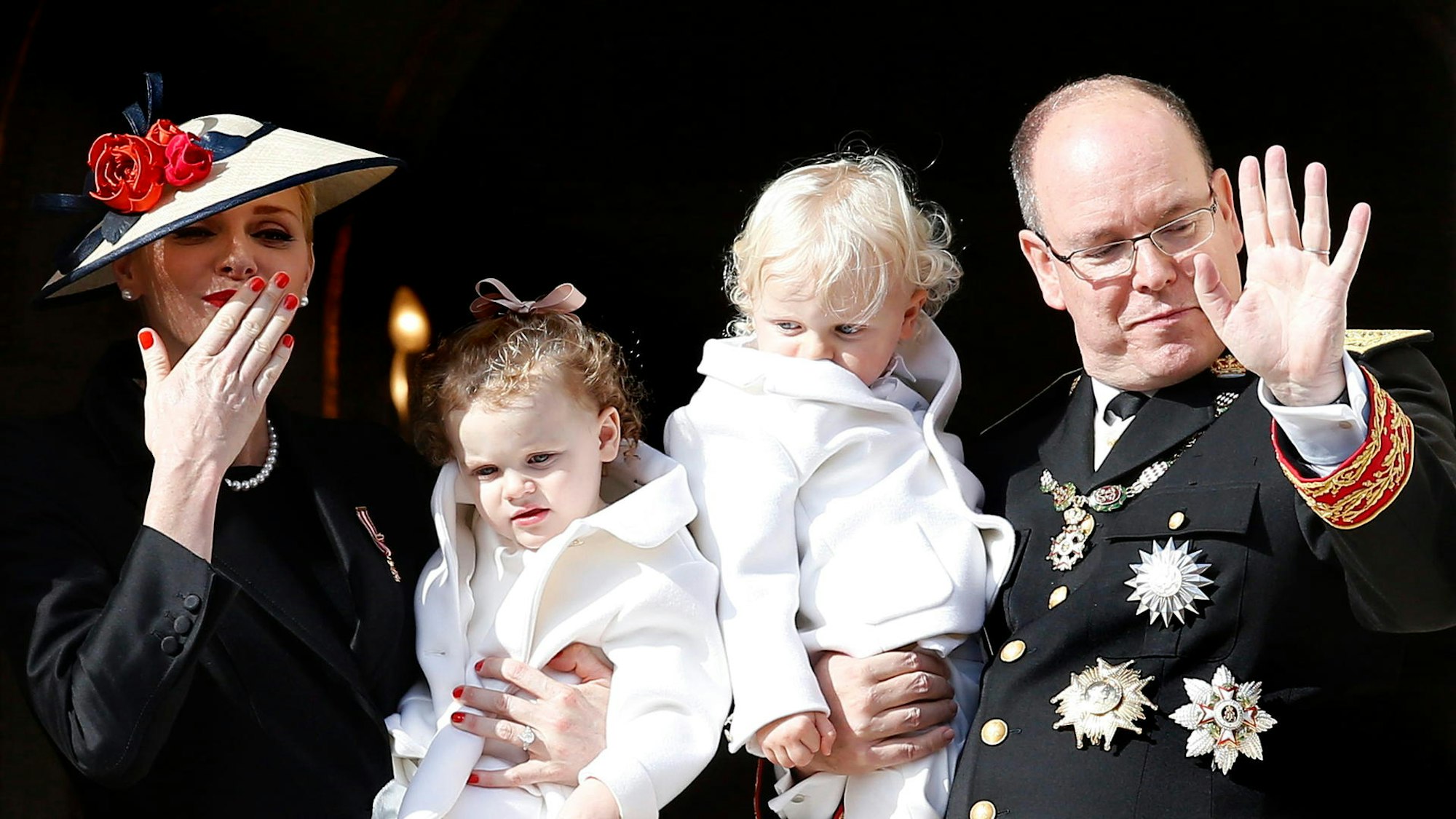 Fürstin Charlène von Monaco, Fürst Albert II. und ihre Zwillinge Prinzessin Gabriella und Prinz Jacques winken am Nationalfeiertag in Monte-Carlo (Monaco) aus dem Fürstenpalast.
