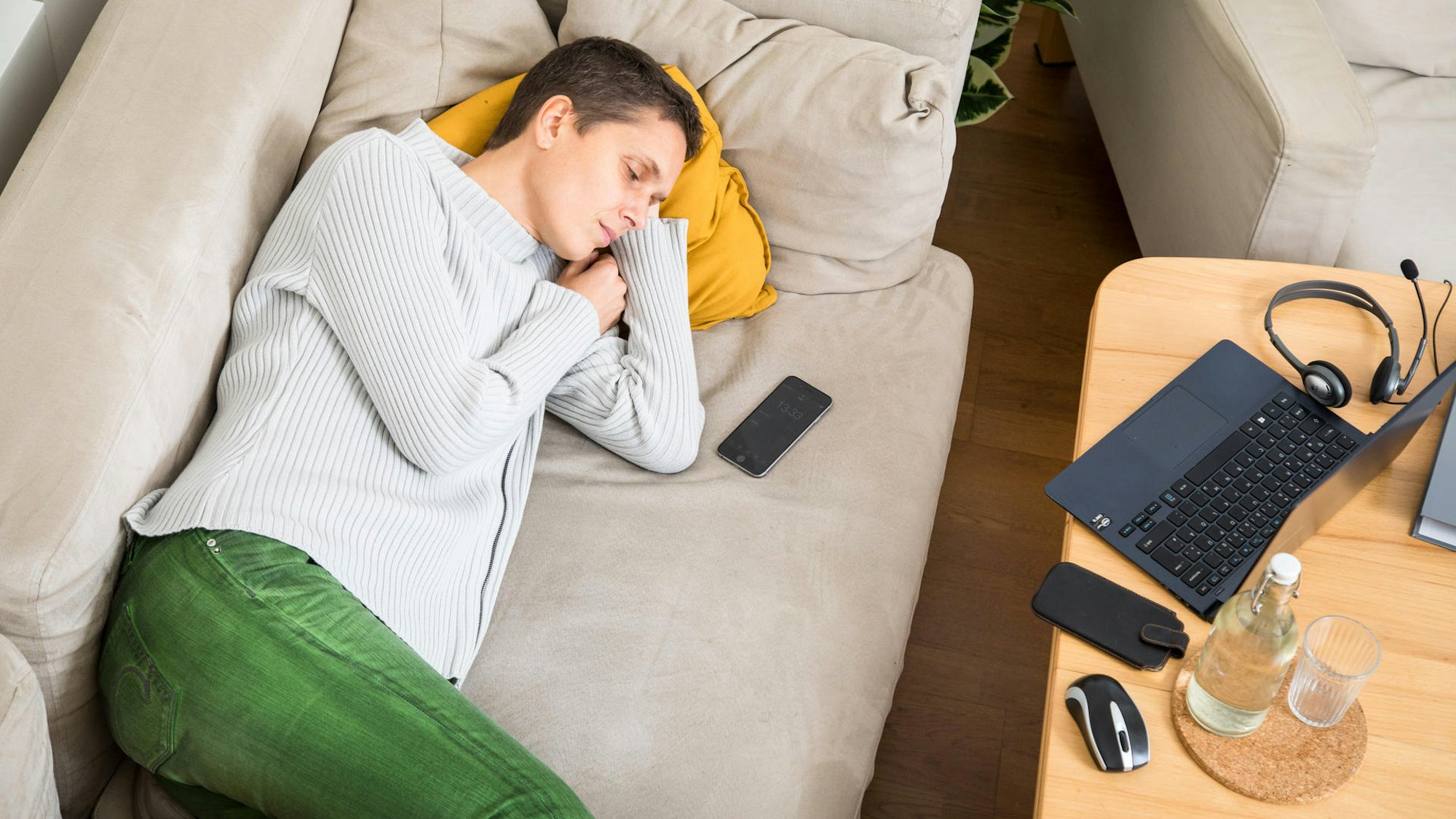 Eine Frau schläft auf dem Sofa.