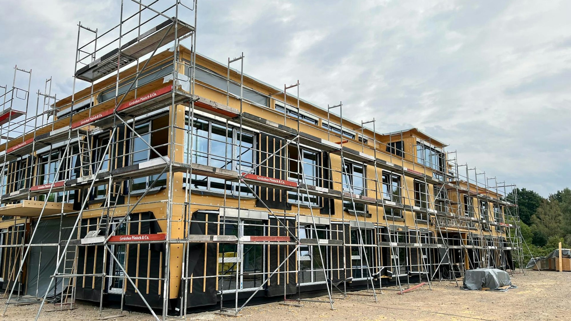 Noch im Bau: das Bürohaus „Grüner Bogen“ in Manfort