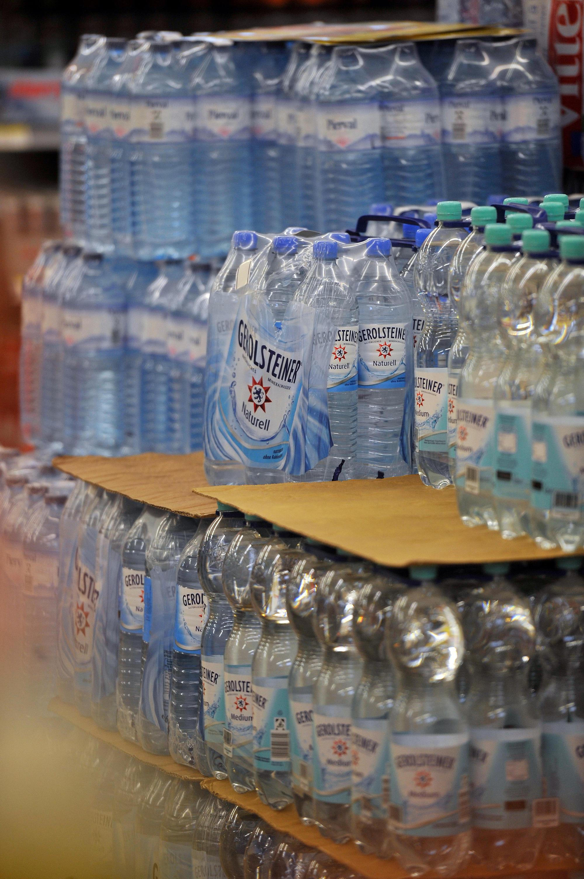 Mineralwasser_Flasch_dpa