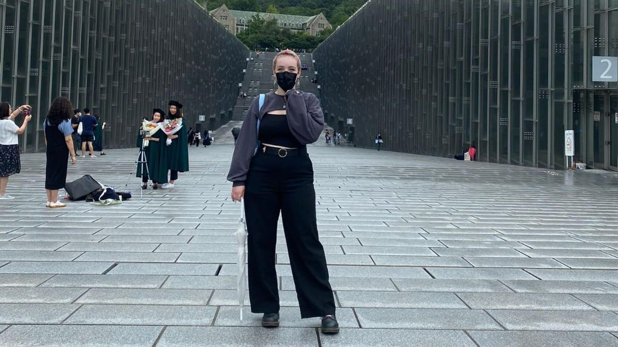 Jakoba Förster steht in Südkorea