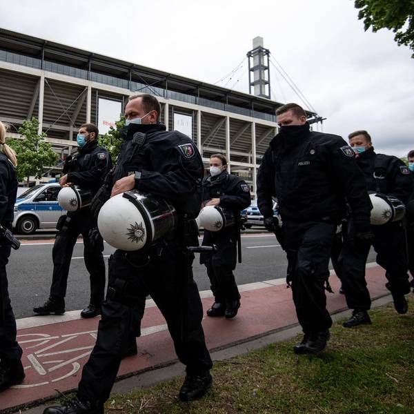 Kölner Polizei vor dem Stadion