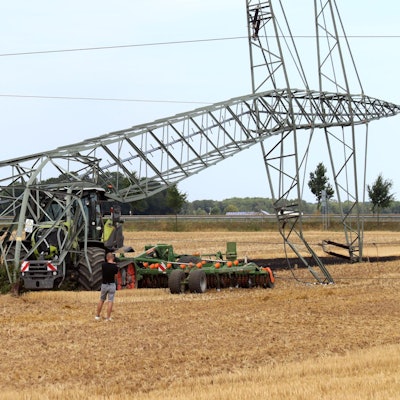 Traktor fährt gegen Strommast