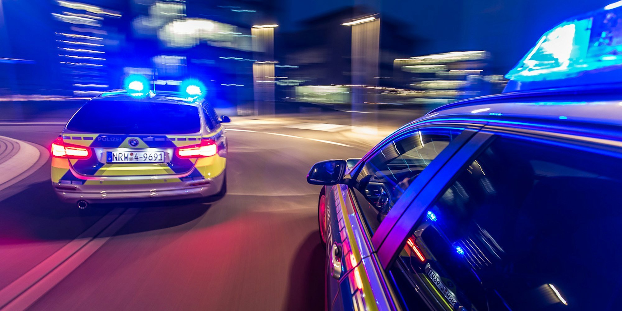 Funkstreifenwagen-Einsatzfahrt-Nacht-Fahrtrichtung-Blaulicht-01