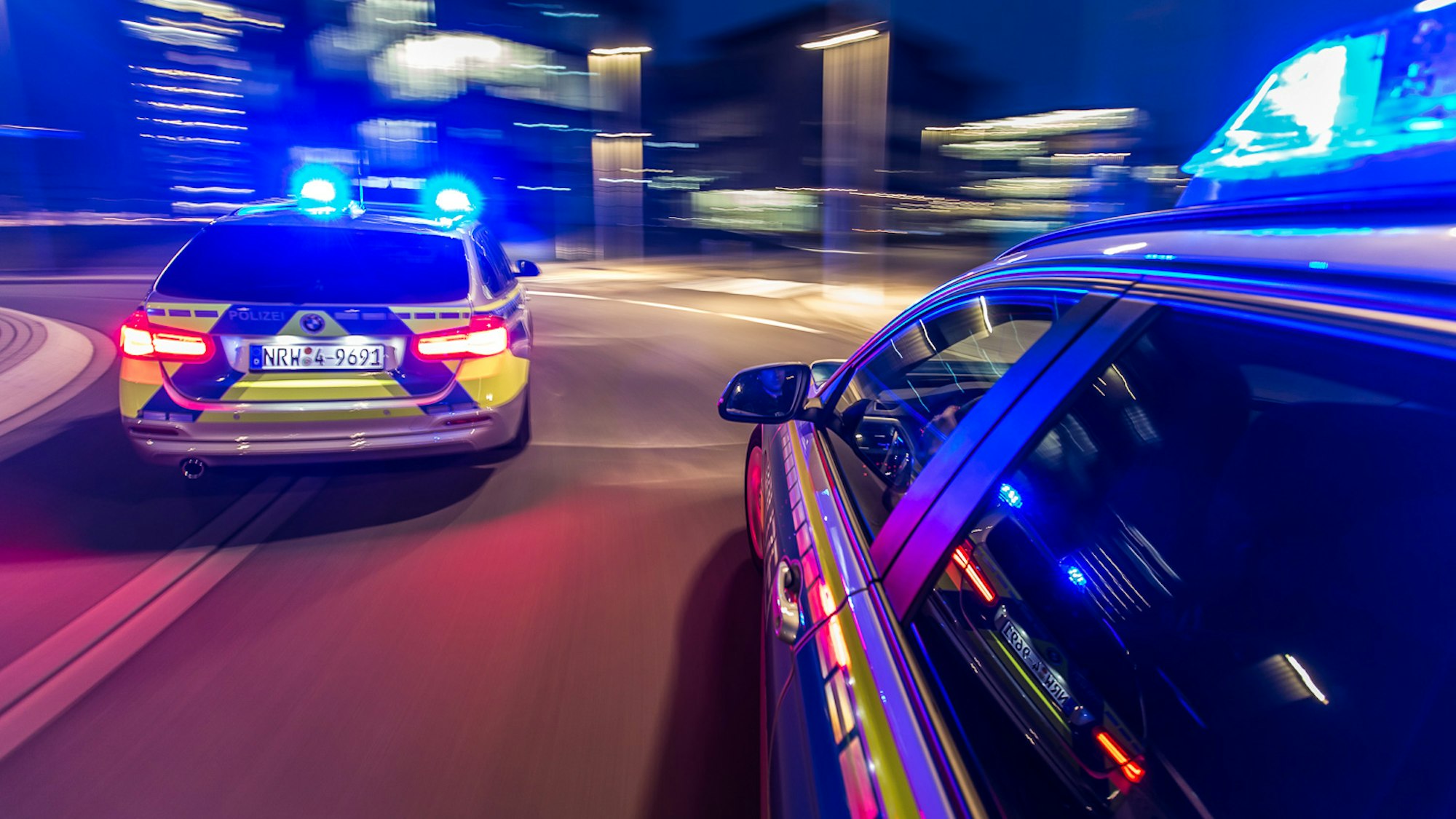 Funkstreifenwagen-Einsatzfahrt-Nacht-Fahrtrichtung-Blaulicht-01