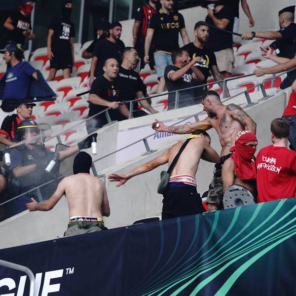 Mehrere Fans des 1. FC Köln randalieren auf den Tribünen im Stadion von Nizza.