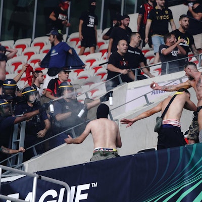 Mehrere Fans des 1. FC Köln randalieren auf den Tribünen im Stadion von Nizza.