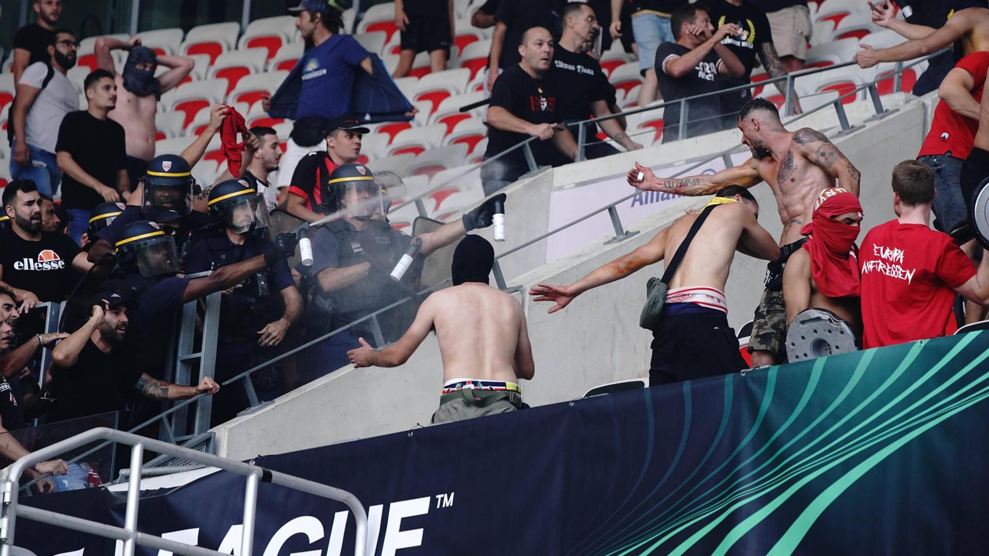 Mehrere Fans des 1. FC Köln randalieren auf den Tribünen im Stadion von Nizza.
