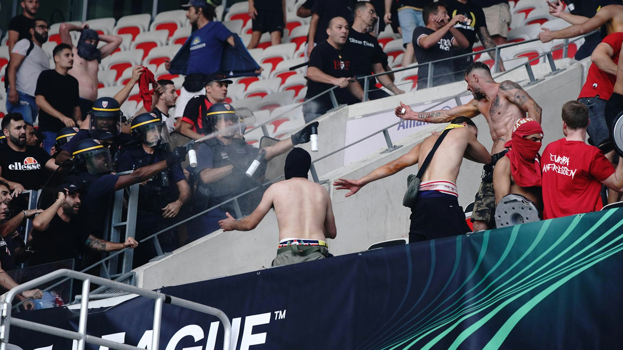 Mehrere Fans des 1. FC Köln randalieren auf den Tribünen im Stadion von Nizza.