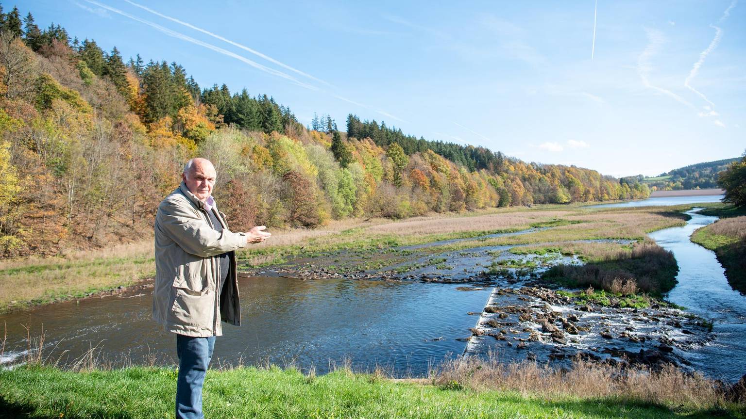 Elmar Scholzen vor dem leeren Kronenburger See