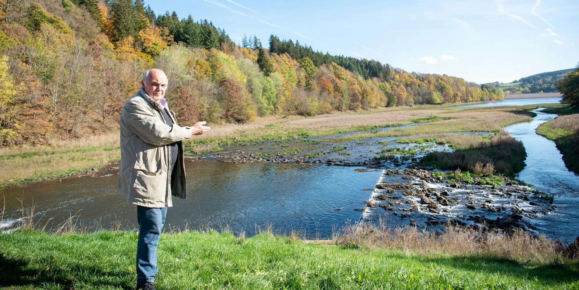Elmar Scholzen vor dem leeren Kronenburger See