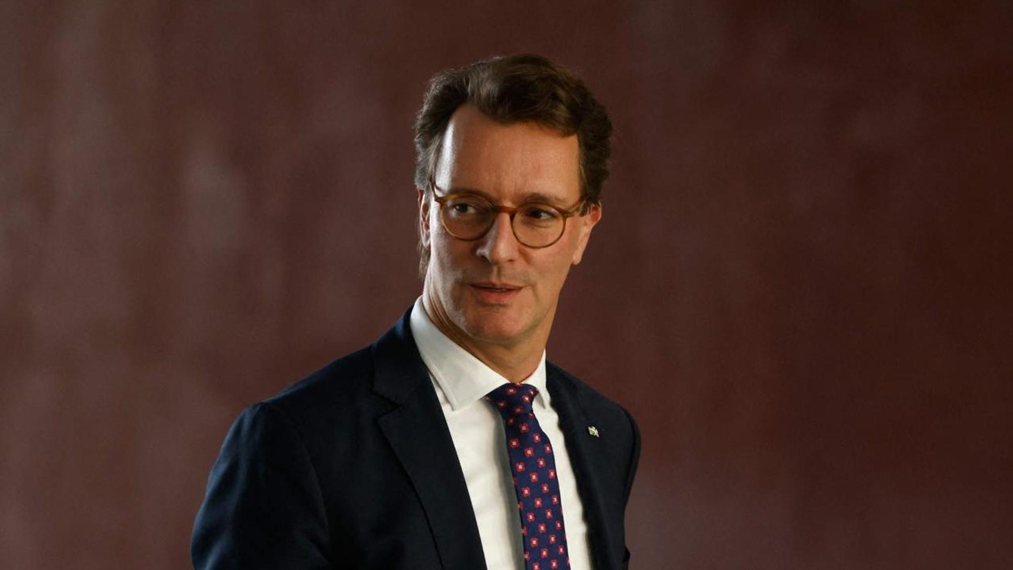 NRW-Ministerpräsident Hendrik Wüst trägt eine Aktenmappe.
