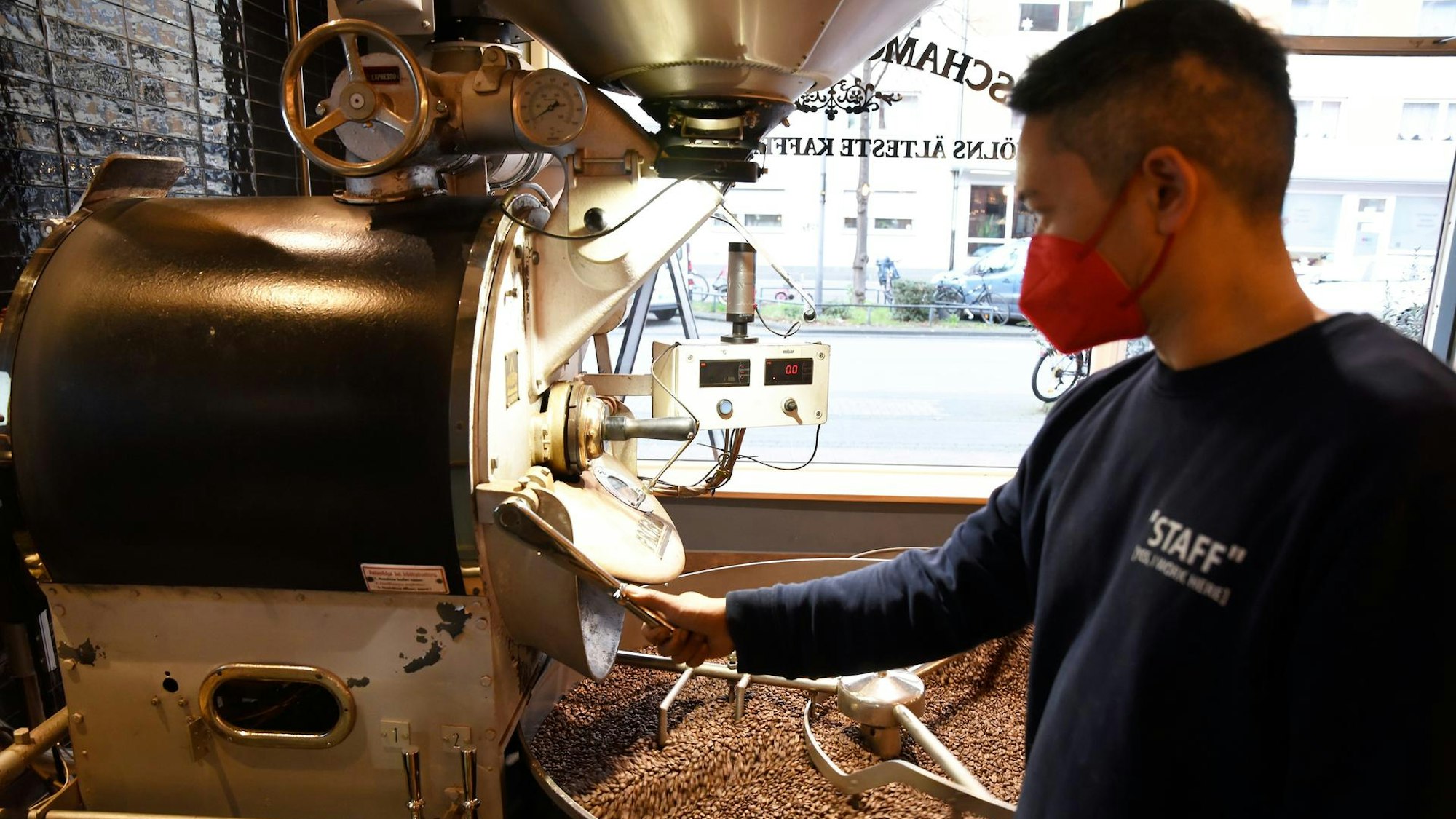 In der Schamong Kaffeerösterei wird geröstet.