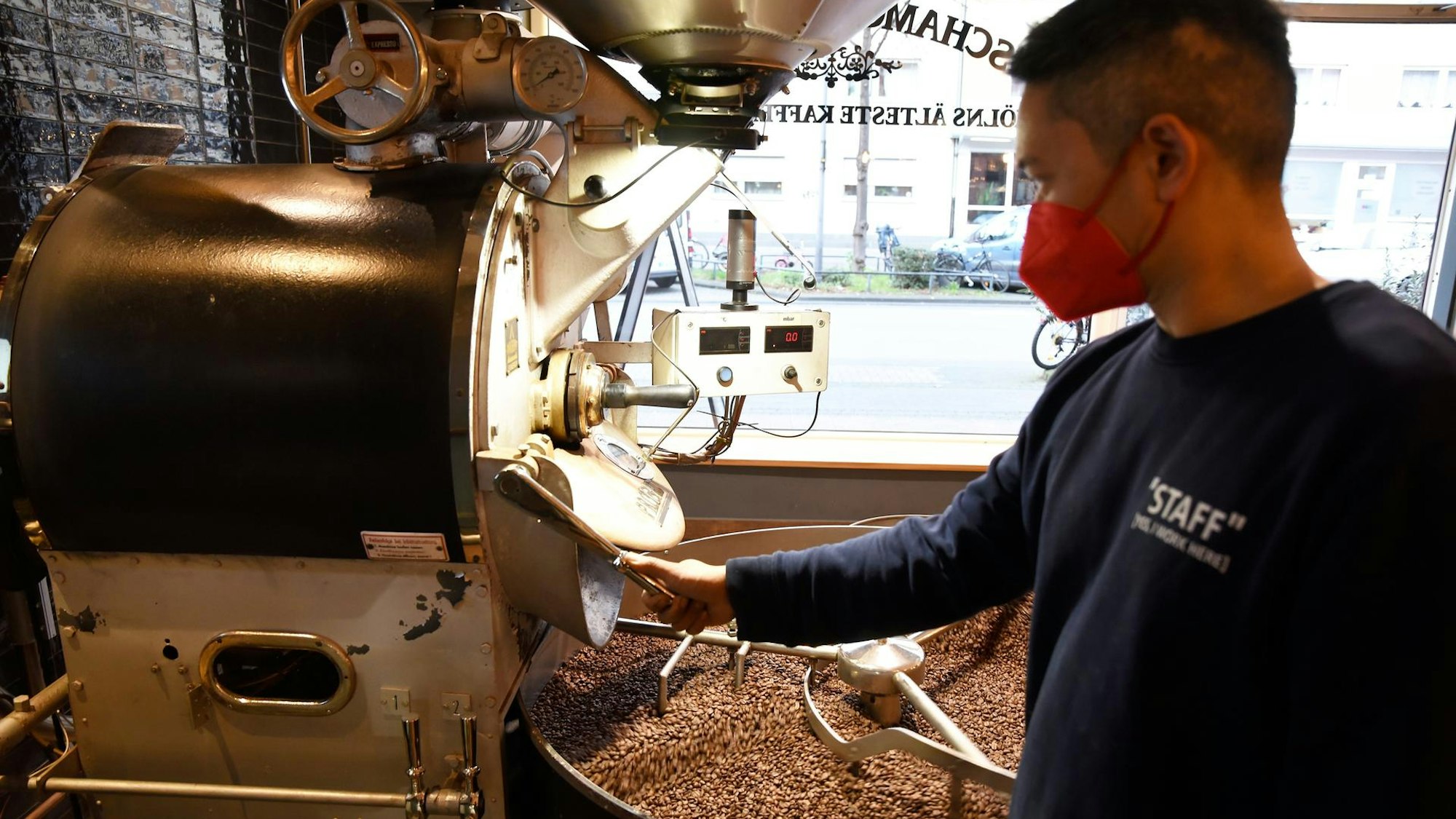 Kaffeebohnen werden bei Kölns ältester Kaffeerösterei geröstet.