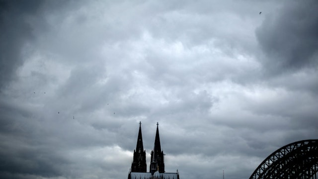 Dunkle Wolken überm Dom Archiv