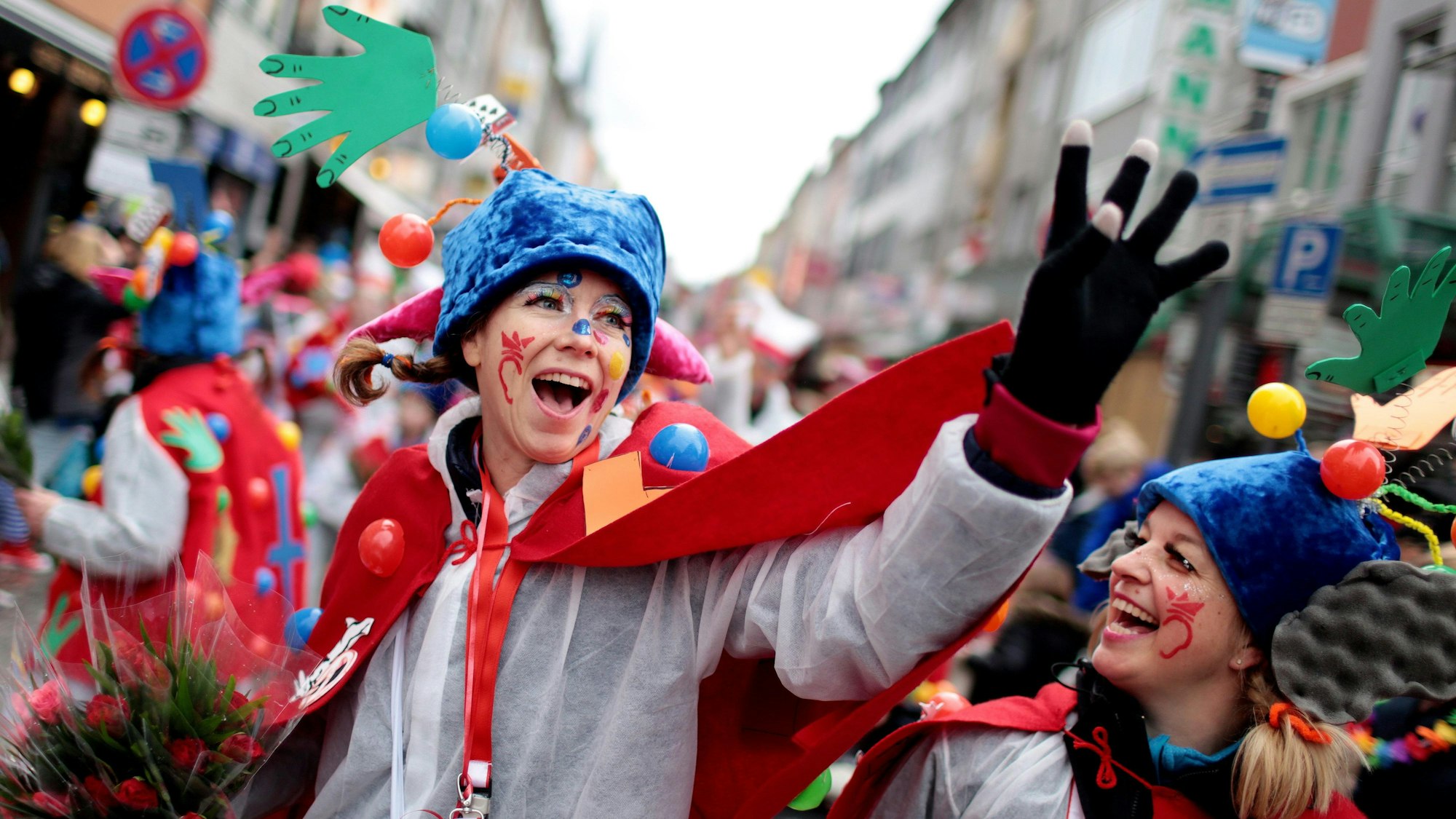 verkleidete Menschen auf der Straße