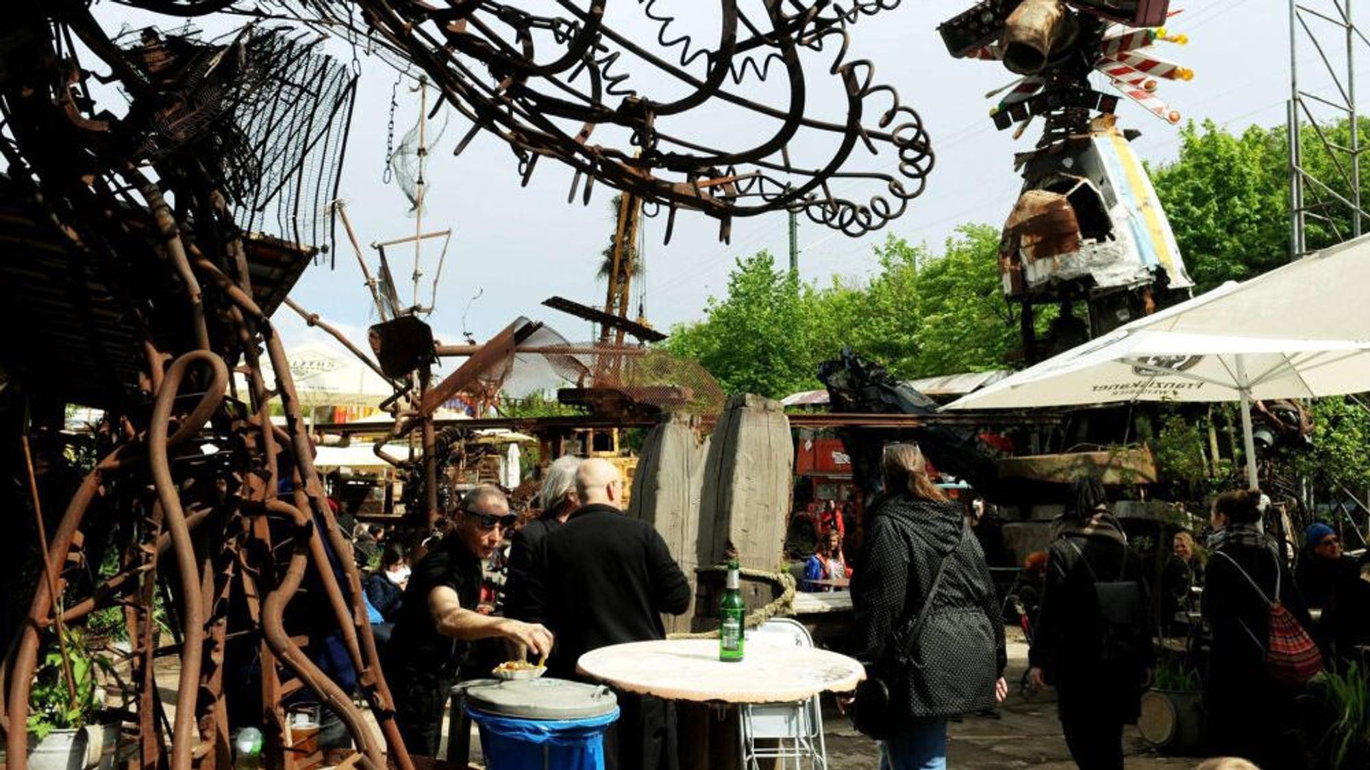 Der Biergarten mit Skulpturen im Odonien.