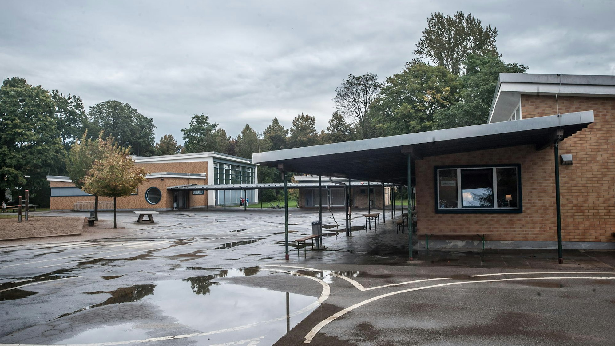 Blick auf einen Schulhof mit Schulgebäuden
